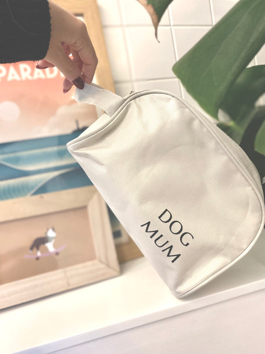 Neceser para Padres de Mascotas – Tail and Tropic DOGMUM DOGDAD CATMUM CATDAD
Bolso de aseo con lo esencial para los amantes de las mascotas.